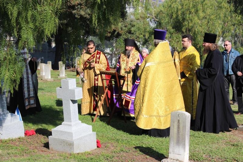 Погребальный обряд на Mary Island, США: священники в ризах у надгробий